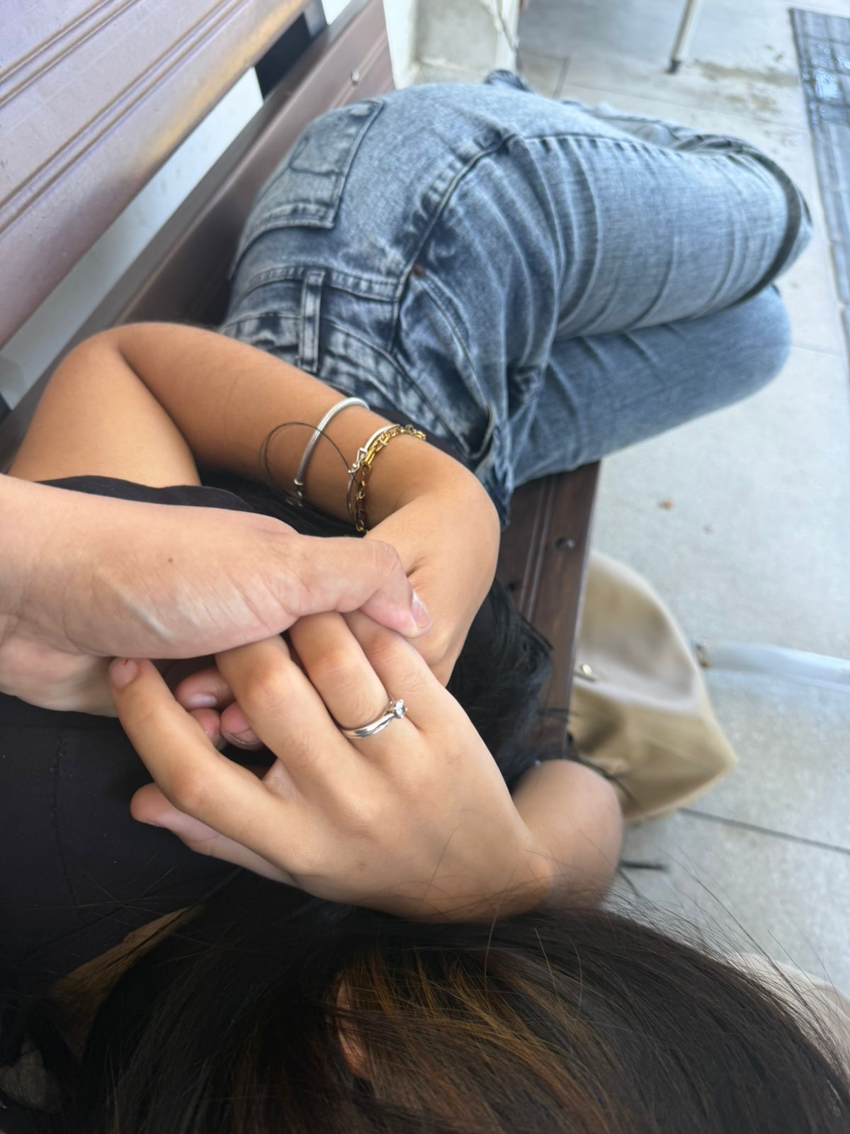 Outro ângulo das mãos de vocês juntas, com o anel em destaque.