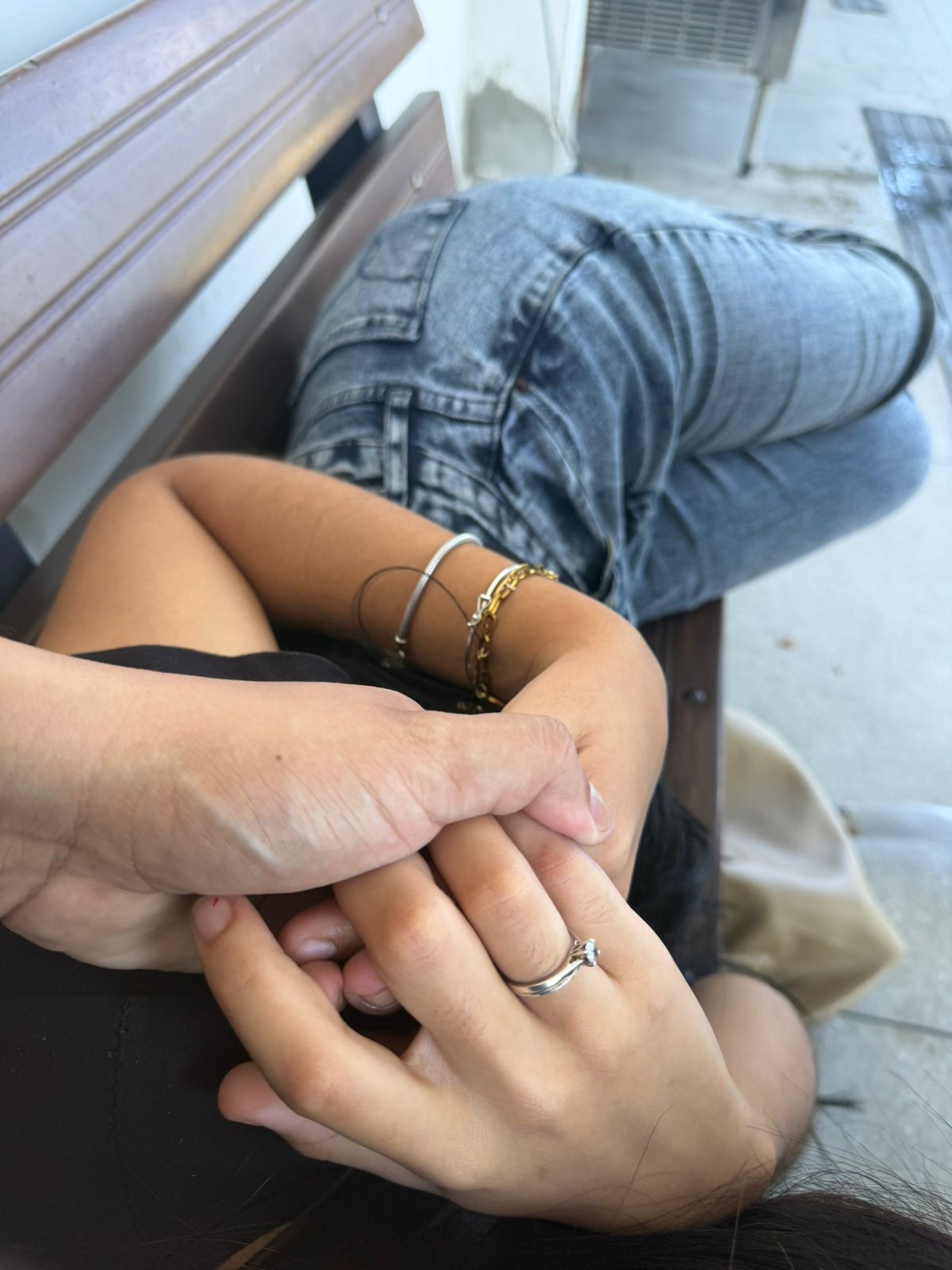 Foto das mãos de vocês juntas em um momento delicado e íntimo.