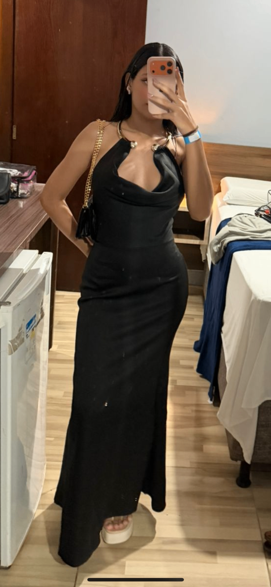 Foto de espelho com vestido preto elegante, pronta para sair.