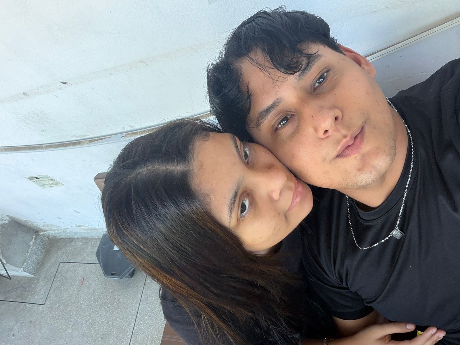 Selfie de vocês bem coladinhos, olhando para a câmera com carinho.