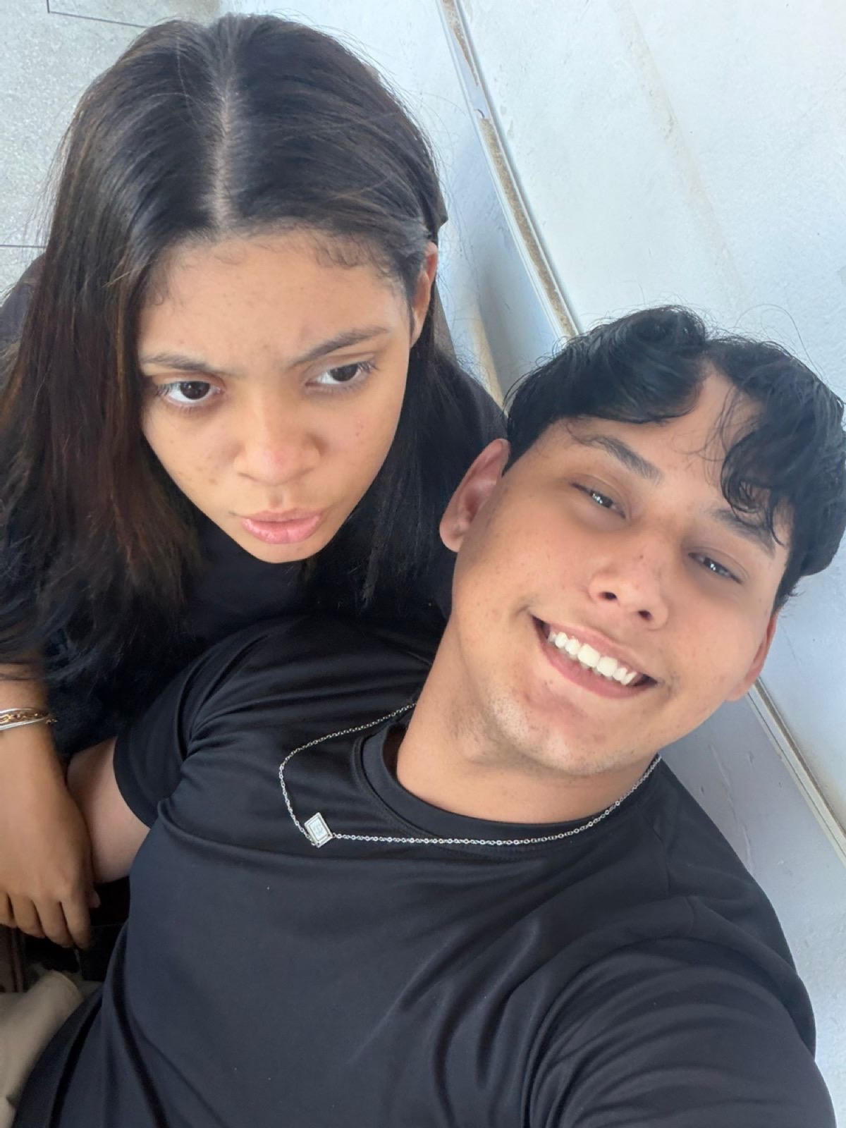 Selfie de vocês dois fazendo careta e sorrindo juntos.