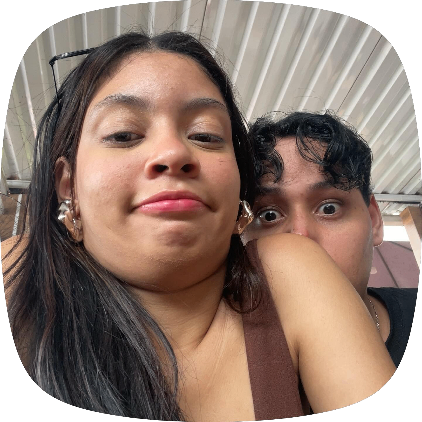 Selfie divertida de vocês dois bem de perto no primeiro encontro.