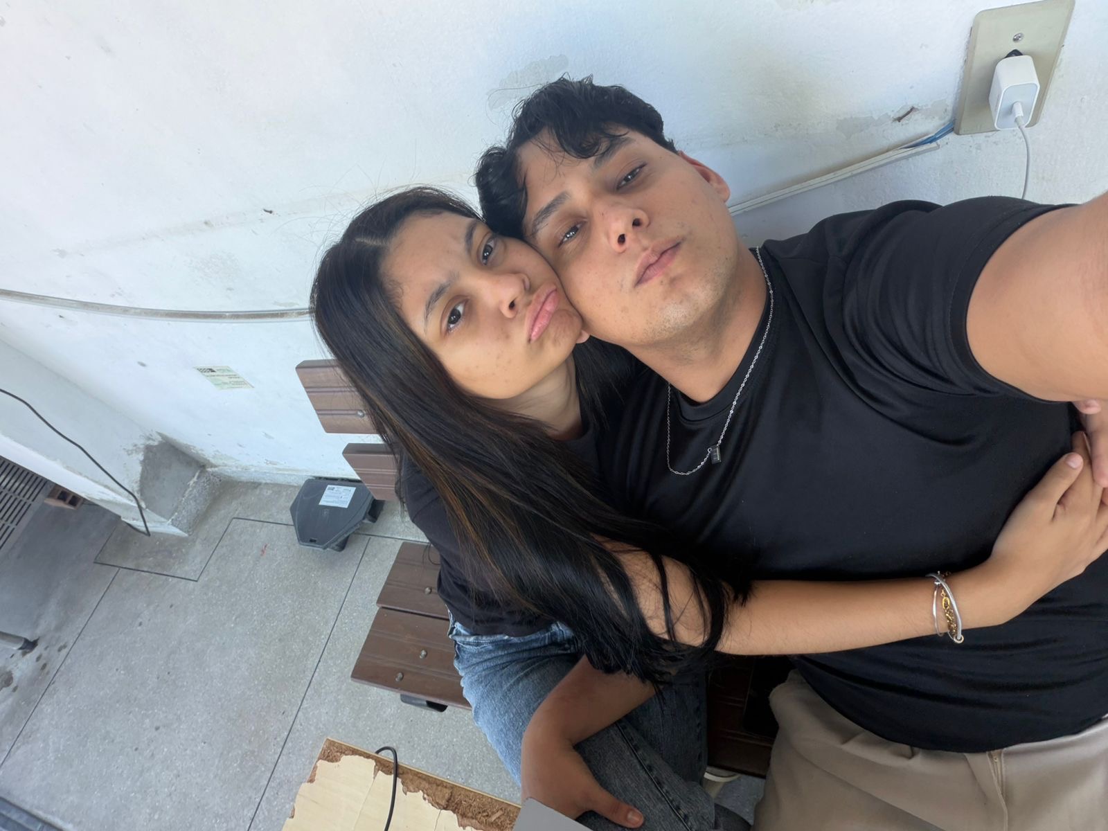 Foto de vocês abraçados, encostando o rosto, no primeiro encontro.