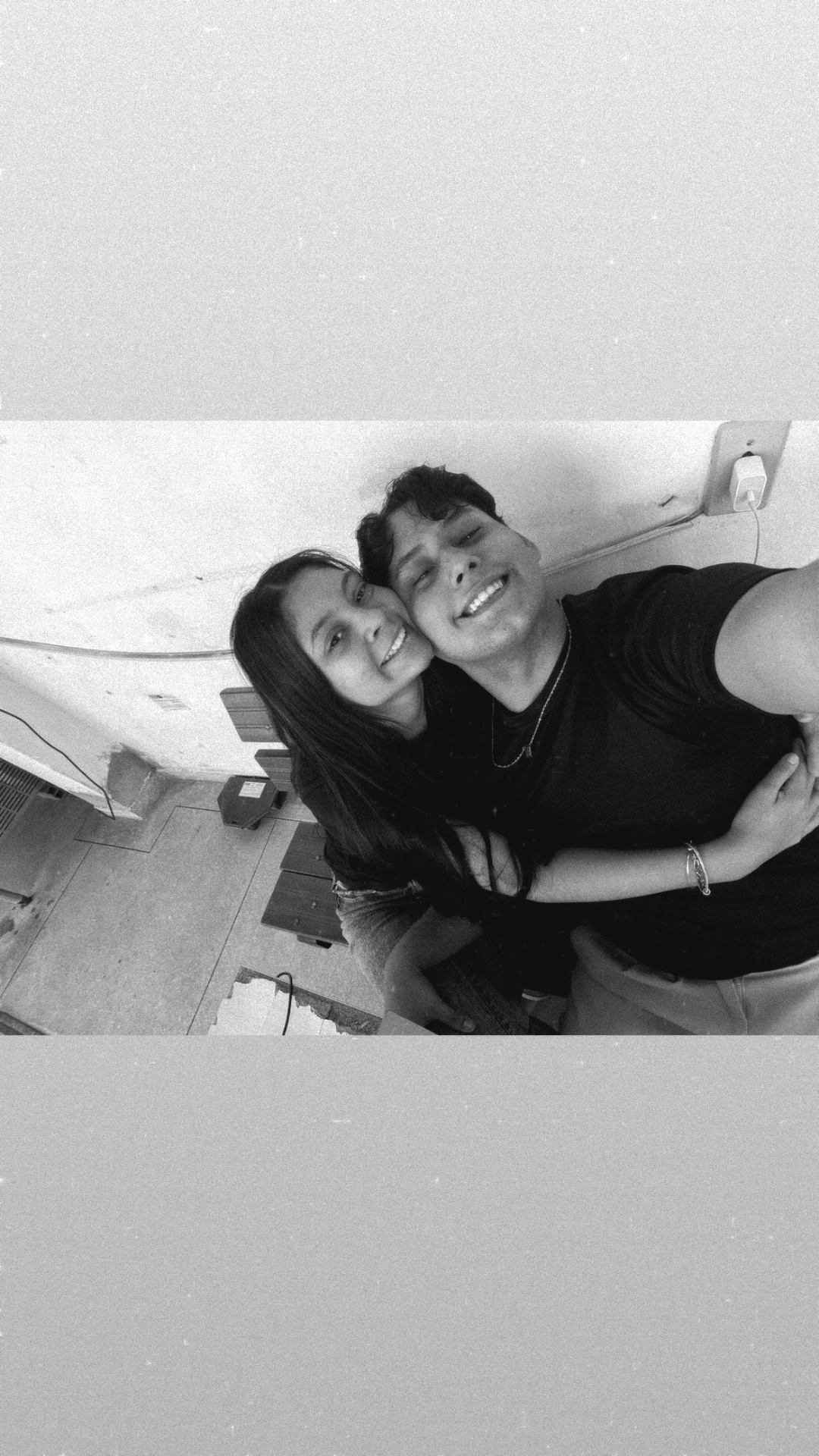Foto em preto e branco de vocês abraçados e sorrindo, lembrança do começo.