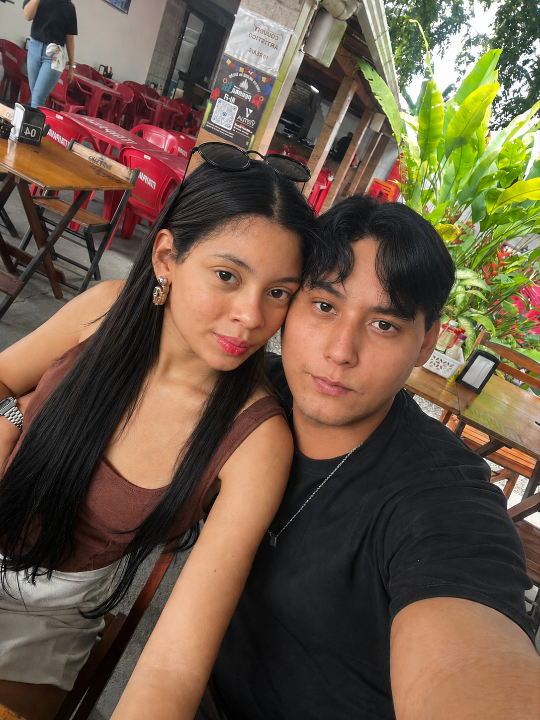 Selfie de vocês dois no encontro do Zézo, bem juntinhos no restaurante.