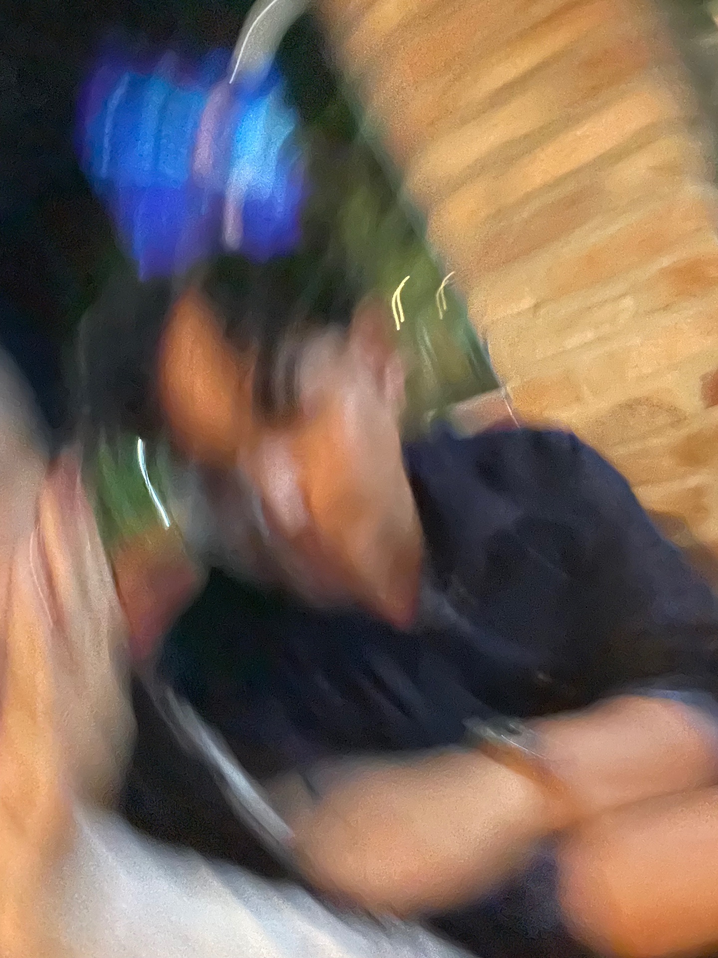 Foto tremida e espontânea dele durante a noite, bem divertida.